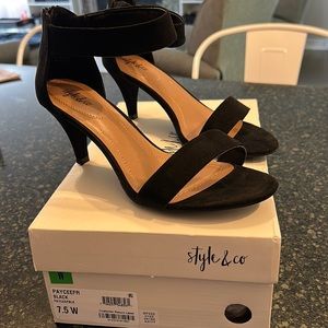 Pretty black open toe shoes!